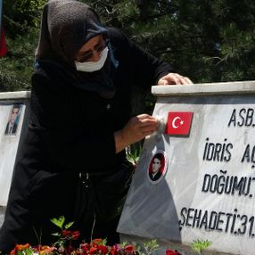 Yasak kalkınca şehit evladını görmeye gitti