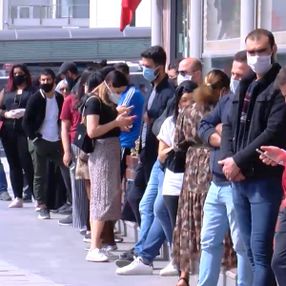 İstanbul'da AVM önünde yoğunluk