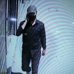 Mersin'de polis dolandırıcıyı dövmesinden tespit etti