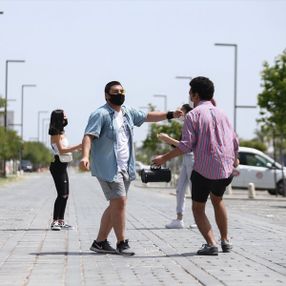Antalyalı gençler sokağa çıkarak 'Erik Dalı' oynadı