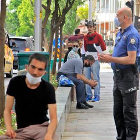 Antalya'da, karantinadan kaçan oğlunu ihbar etti