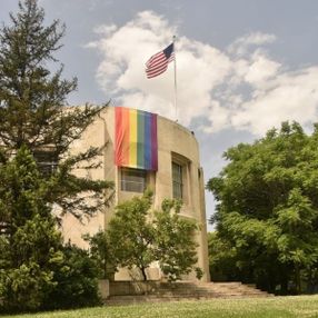 ABD Ankara Büyükelçiliği'ne LGBTİ bayrağı asıldı