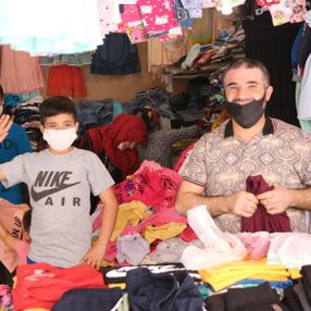 Şanlıurfa'da, yaşıtları gezerken o babasına yardım etti