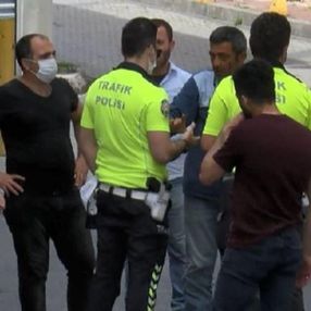 Fatih'te market önünde maske tartışması