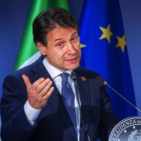 İtalya Başbakanı Conte: Aşı bulununcaya dek bekleyemeyiz