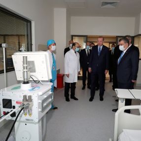 Erdoğan, Başakşehir'de yerli solunum cihazını inceledi