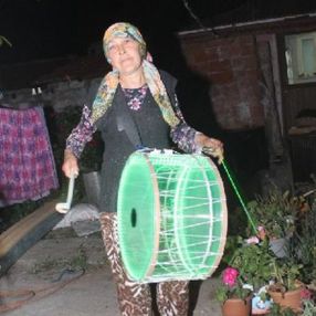 Balıkesir'de, 54 yaşındaki kadın her gece davul çalıyor