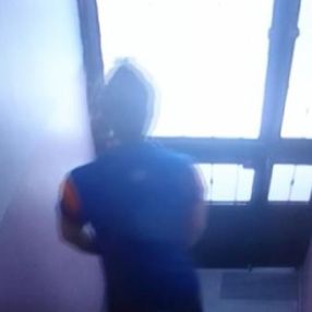 Beyoğlu'nda, kargo görevlisi apartmana idrarını yaptı