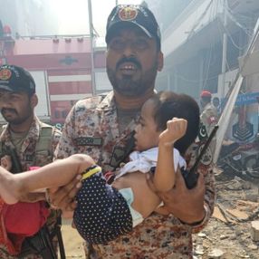 Pakistan'da uçağın düştüğü bölgeden kurtarılan çocuk