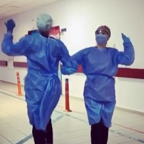 Kocaeli'de, azalan vaka sayısını kutlayan sağlıkçılar