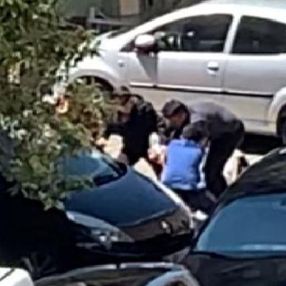 Kağıthane'de, gezdirdiği köpek kendisine saldırdı