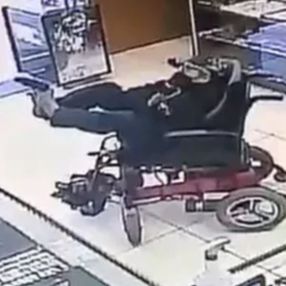 Ayağı ile silah çekerek soygun yapan engelli genç