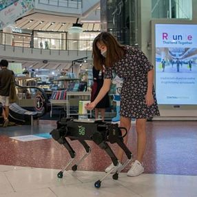 Tayland'daki AVM'de robotlu korona önlemi