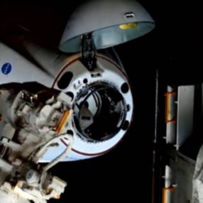 Crew Dragon kapsülünün uzay istasyonuna kenetlendiği an