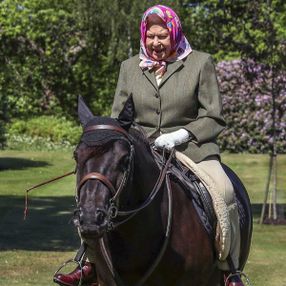 Kraliçe Elizabeth, 72 gün sonra ilk kez görüntülendi