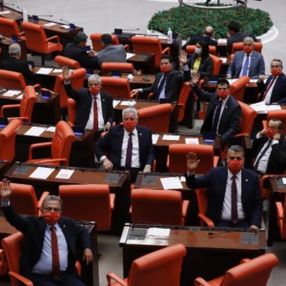 CHP'li vekillere Atatürk imzalı maske dağıtıldı