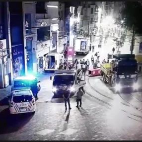 İBB ekipleri, Beyoğlu'ndaki maske stantlarını kaldırdı
