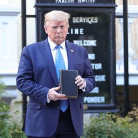 Ruhani: Trump'ın İncil'e el uzatması utanç verici