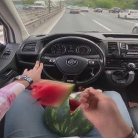 İstanbul trafiğinde karpuzlu maganda