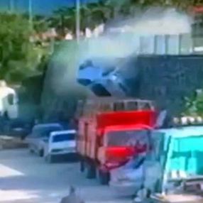 Antalya'da kontrolden çıkan araç istinat duvarından düştü