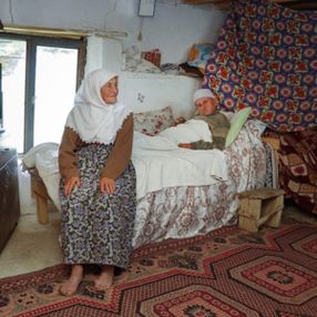 Muğla'da felçli eşine gözü gibi bakıyor