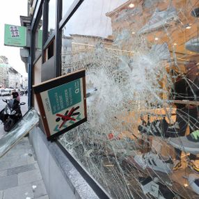 Belçika'da mağazalar yağmalandı