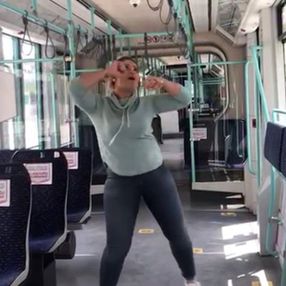 İstanbul'da fitness eğitmeni, tramvayda zumba yaptı