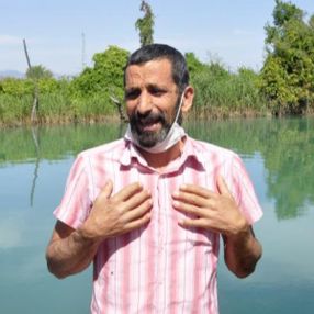 Her gün oğlunun boğulduğu yere gelip, gözyaşı döküyor