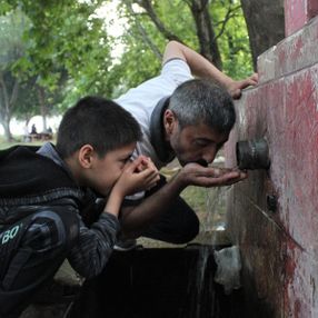 Bursa'da alev alev yanan çeşmeden su içiyorlar