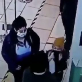 Güvenlik görevlisi çocuğun yüzüne dezenfektan sıktı