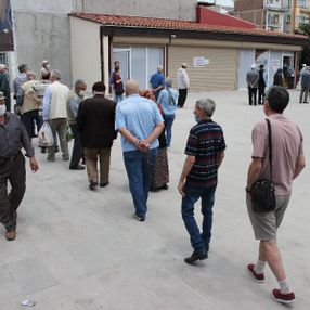 65 yaş üstü vatandaşların kart aktifleştirme kuyruğu