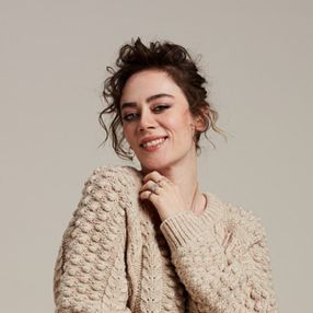 Demet Evgar dudağını ısıran arıya şarkı yazdı