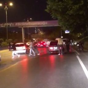 Esenler'de kaza yapan sürücüler kavga etti