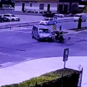 Antalya'da motosiklet sürücüsü ticari araca çarptı