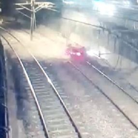 Bakırköy'de otomobil metro hattına düştü