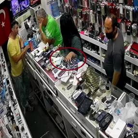 İzmir'de kaşla göz arasında telefon hırsızlığı