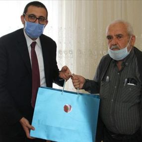 Namaz için stada giremeyen Osman Amca'ya seccade hediyesi
