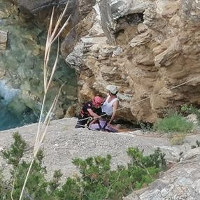 Antalya'da kayalıklarda mahsur kalan genç kurtarıldı