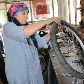 Bisiklet tamiri için oğluna yardımcı olan kadın usta oldu