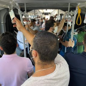 İstanbul'da metrobüslerde endişe veren kalabalık