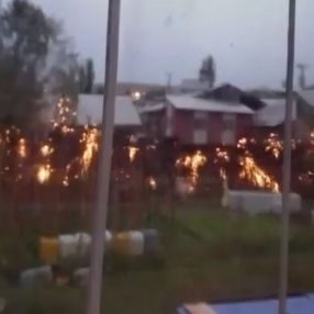 Sivas'ta köye düşen yıldırım korkuttu