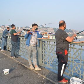 Galata Köprüsü'nde sosyal mesafeli balık avı
