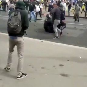 Paris'te gösteriler sırasında bir polis darbedildi