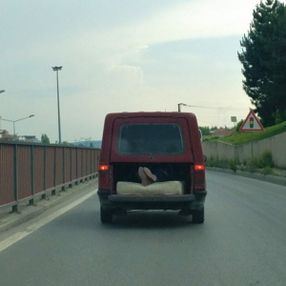 Eskişehir'de aracın arkasına uzanarak yolculuk yaptı