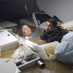 Adana'da, su basan tıp merkezinde mahsur kaldı
