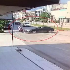 Bursa'da motosikletle otomobil çarpıştı