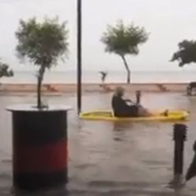 Tekirdağ'da bir adam göle dönen caddede kayıkla geçti