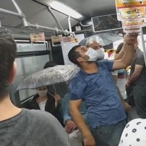 Metrobüste tavandan akan suya karşı şemsiye açtılar