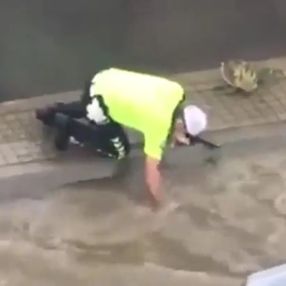İstanbul'da tıkanan su kanalını açan trafik polisi