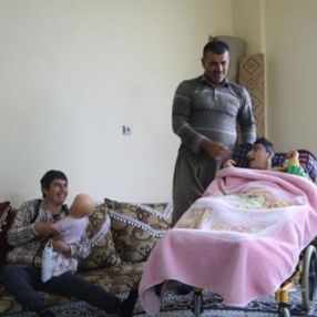 Hakkari'de engelli 4 çocuğuna gözü gibi bakıyor